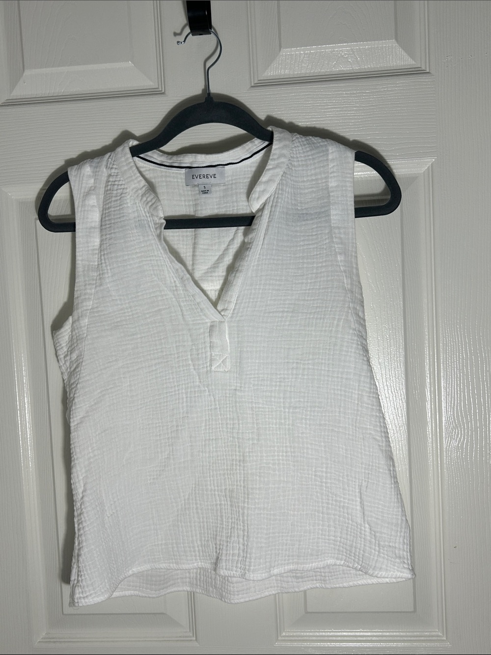Evereve White Sleeveless V-Neck Gauze Tank